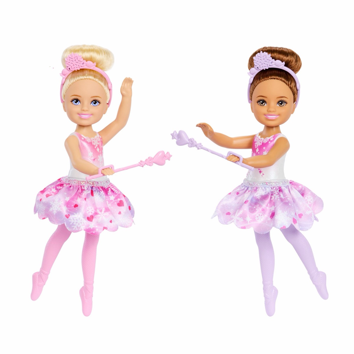 Mattel-Pressebild: zwei Chelsea-Puppen als Schneefee, eine blond und eine brünett, mit Schneeflocken-Haarreif, Wintertutu und Feenstab