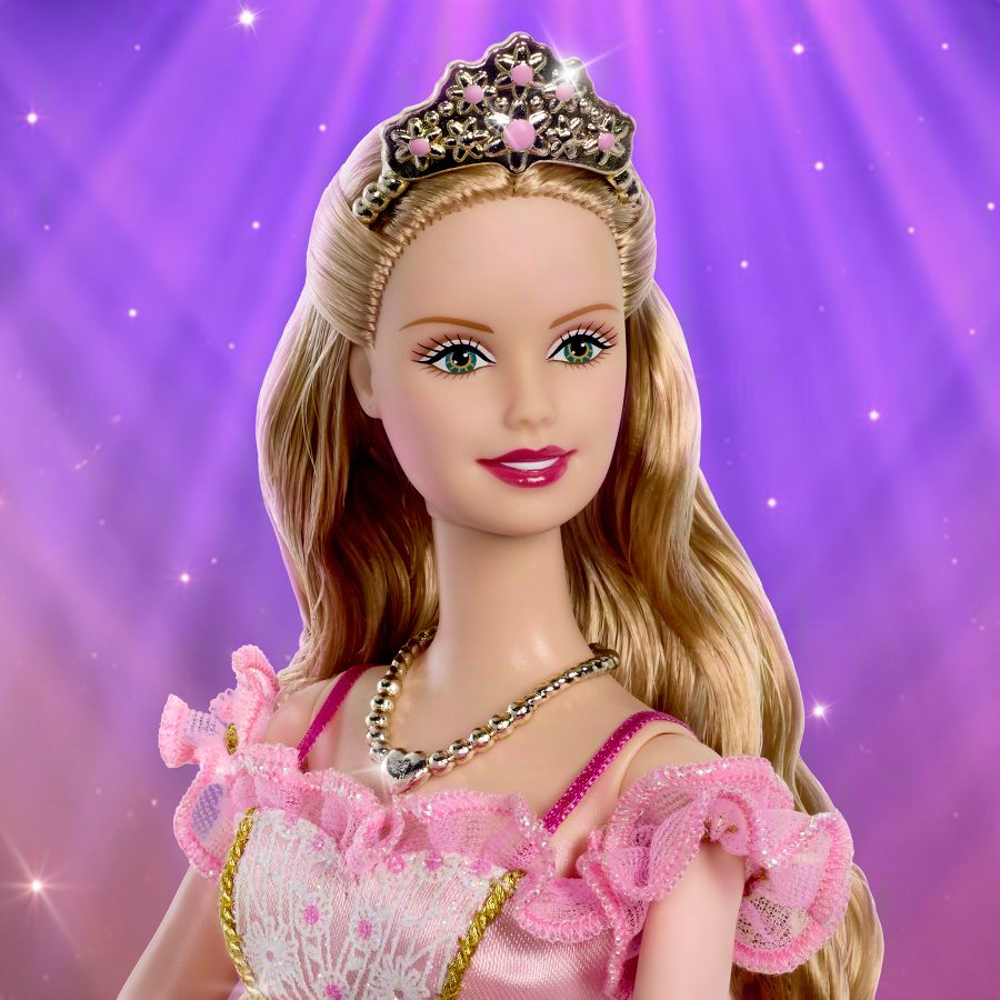 Mattel-Pressebild: Nahaufnahme der Signature-Jubiläumspuppe mit goldenem Diadem, langen blonden Haaren und Kette vor violettem Bühnenlicht