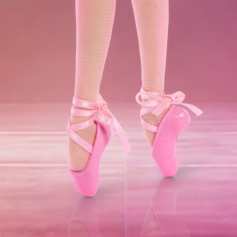 Mattel-Pressebild: Füße der Signature-Jubiläumspuppe in rosa Spitzenschuhen mit Satinbändern auf glänzendem Boden