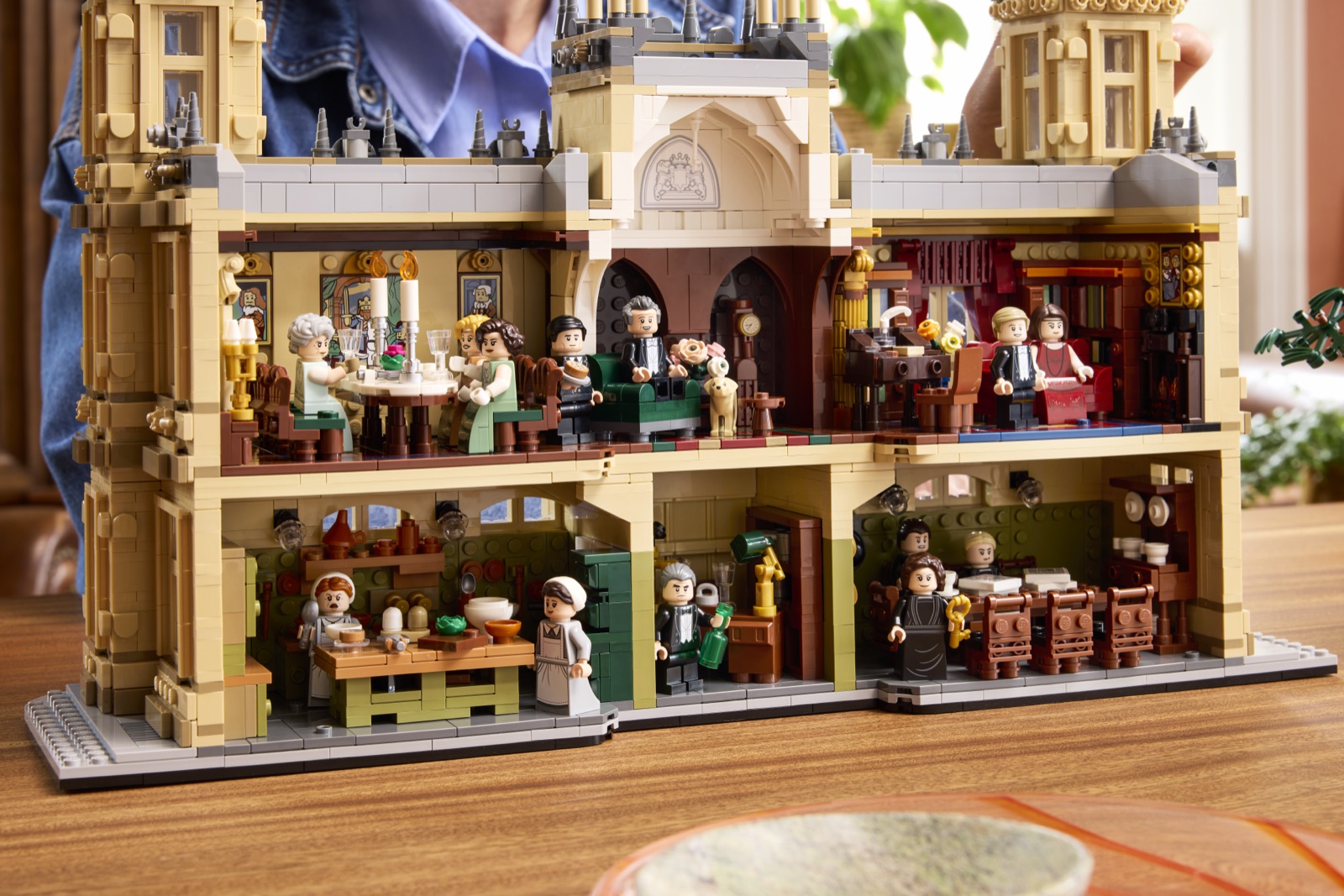 Rückansicht des LEGO Downton Abbey Modells mit Speisesaal, Halle und Bibliothek oben sowie Küche, Büro und Dienstbotenhalle unten