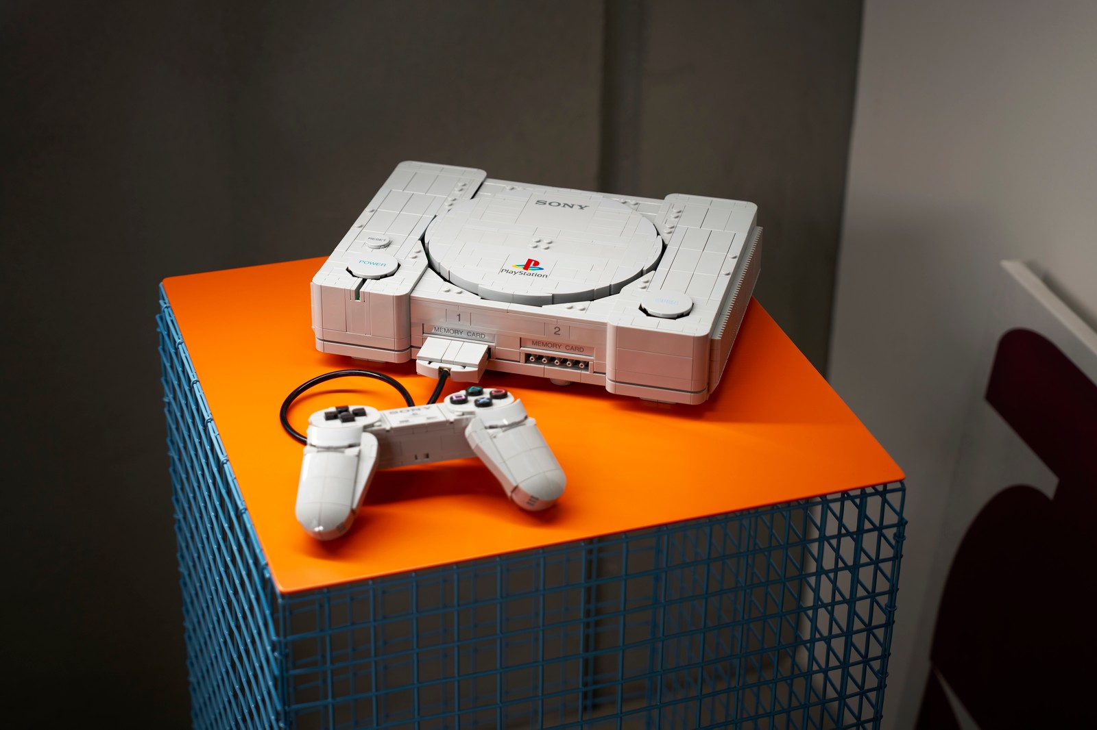 Offizielles Pressebild des LEGO PlayStation Modells 72306 mit Konsole und Controller