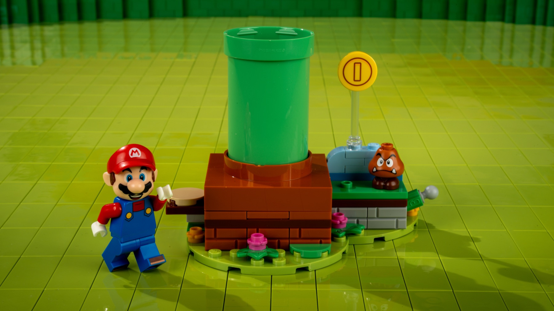 LEGO Mario springt im Set 72052 aus einer grünen Röhre