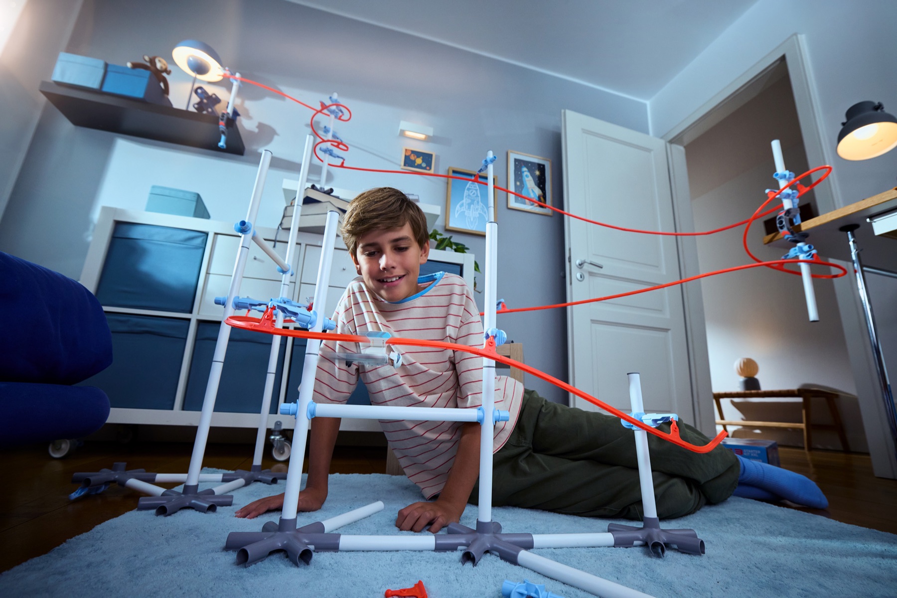Das aufgebaute Playmobil Sky Trails Starter Kit XXL in einem Kinderzimmer